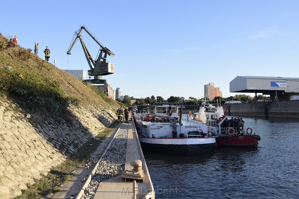 Havarie Wassereinbruch Motorraum beim Schiff Koeln Niehl Niehler Hafen P063.JPG - Miklos Laubert